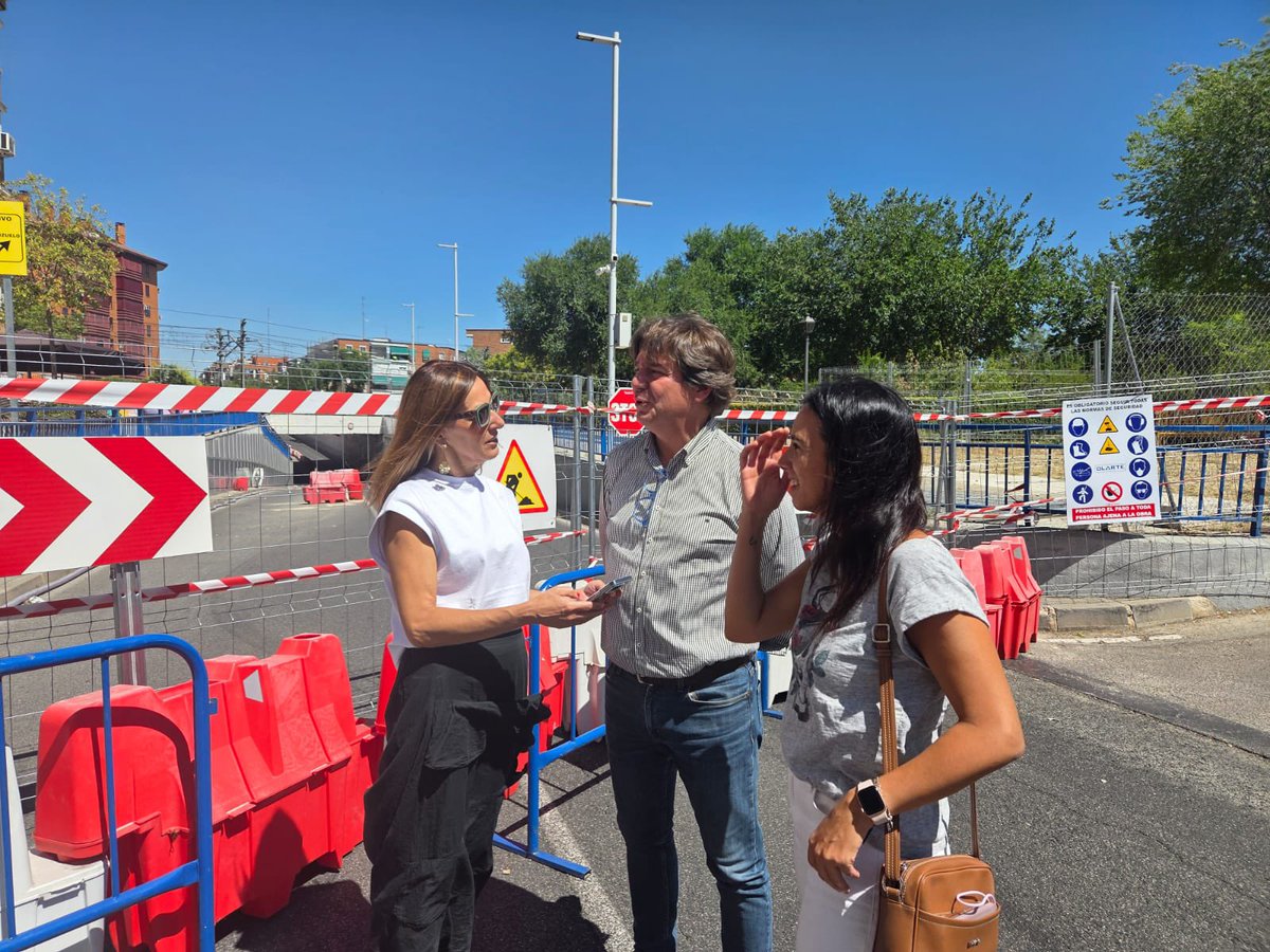JavierAyalaO's tweet image. Visitando las obras del paso subterráneo de la calle Móstoles.
Unos trabajos que han comenzado esta semana y que mejorarán la accesibilidad y movilidad peatonal en esta zona de nuestra ciudad ampliando la acera bajo las vías del tren a 3 metros de ancho.
También se mejorará la…