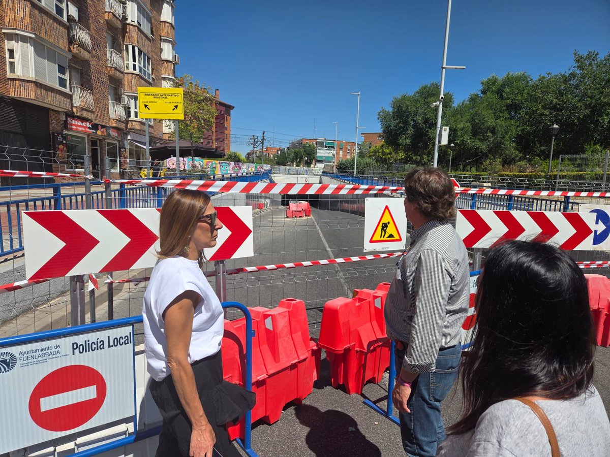 JavierAyalaO's tweet image. Visitando las obras del paso subterráneo de la calle Móstoles.
Unos trabajos que han comenzado esta semana y que mejorarán la accesibilidad y movilidad peatonal en esta zona de nuestra ciudad ampliando la acera bajo las vías del tren a 3 metros de ancho.
También se mejorará la…