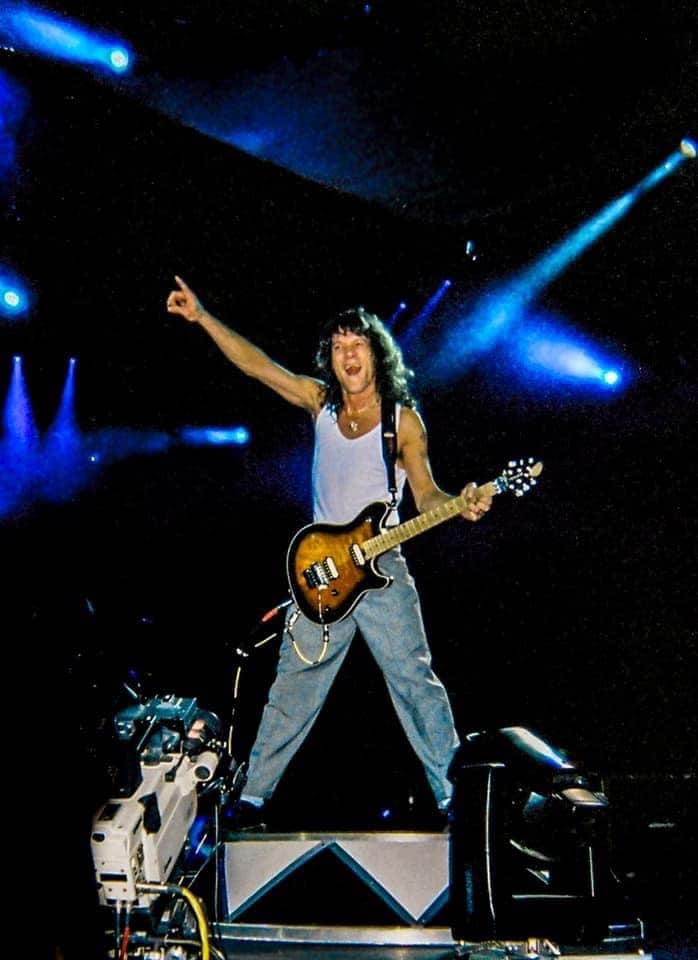VH_History's tweet image. Also this Day in VH 7/18/1998: @VanHalen plays the Sandstone Amphitheater in Bonner Springs, Kansas.