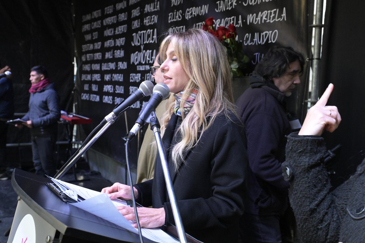 El sonido de la sirena nos estremece a las 9.53, la hora exacta del atentado. La impunidad sigue, el terrorismo también. Comienza el acto con la conducción de Mariana Fabbiani y el mensaje de Jennifer Dubín, recordando a su padre, quien tenía 31 años en el momento que fue
