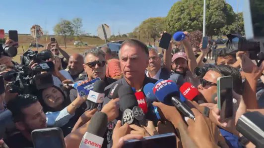 AndreteleSUR's tweet image. "Nunca pensé en salir de Brasil", declaró el expresidente Jair Bolsonaro, luego de que la Policía Federal le colocara una tobillera electrónica este viernes.
La declaración, sin embargo, contradice afirmaciones anteriores del exmandatario, quien en distintos momentos consideró…