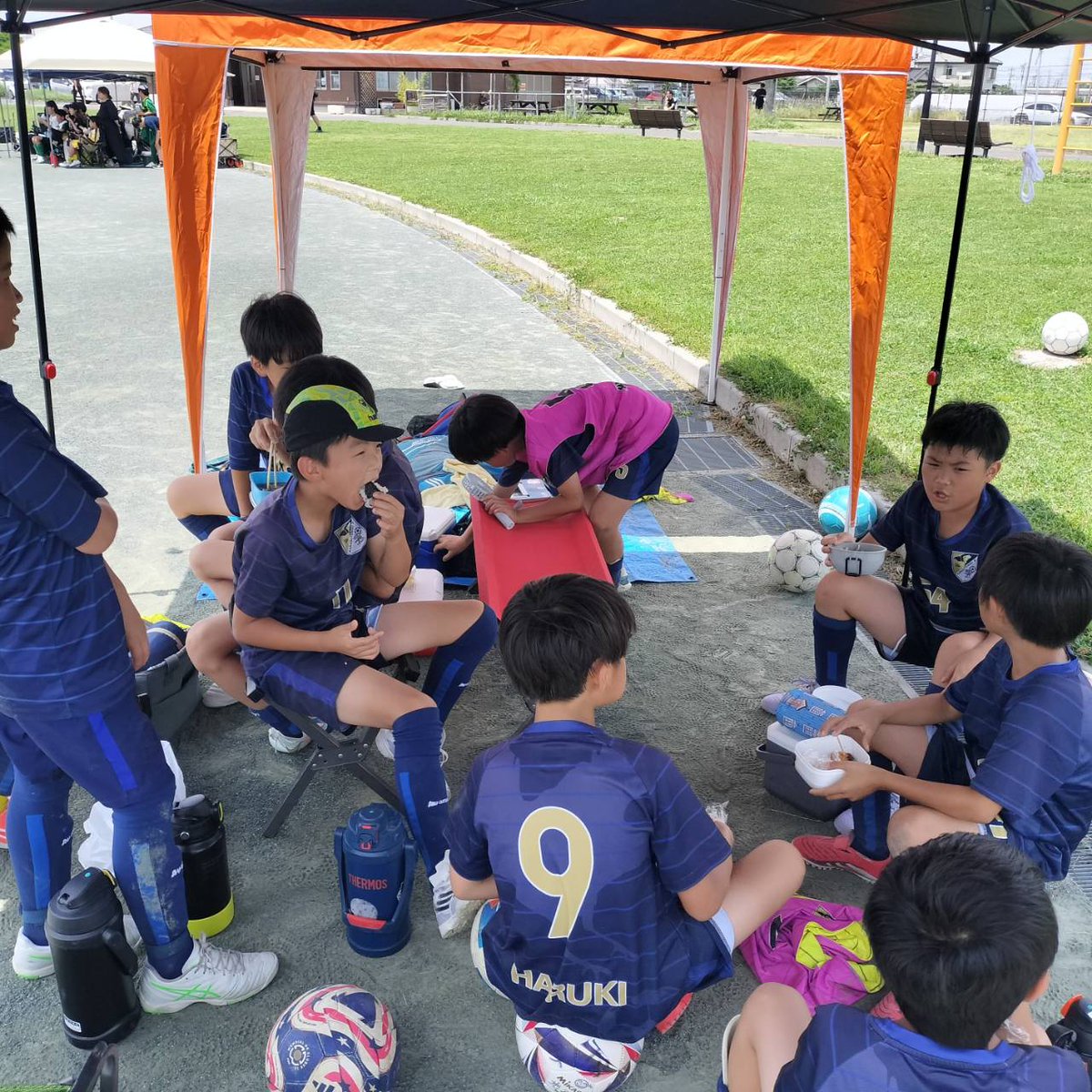 KarasutenguJrfc's tweet photo. 6月21日土曜日烏天狗JrFC
U109 久喜学園招待大会🏆️
出来る相手の時と出来ない相手の時の違いを知ること。勝っても負けても過程から目をそらさない😁
#烏天狗JrFC #さいたま市ジュニアサッカー #さいたま市四種サッカーチーム https://t.co/vVG2xLbQCe