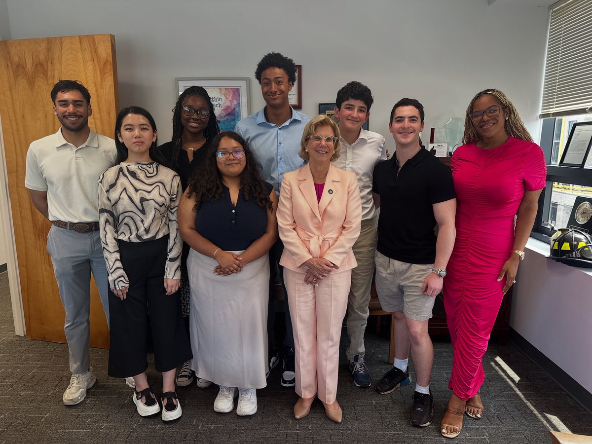 ShelleyBMayer's tweet image. So pleased to welcome 6 fantastic student interns to my office this summer. They are hard-working and eager to assist our constituents & bring insights and new ideas to our office through their connections with the wider community. I look forward to continuing to work with them!