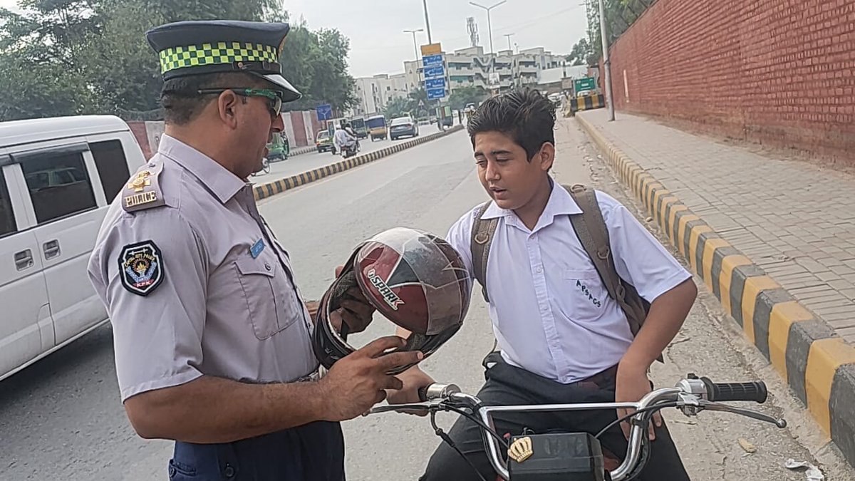 چیف ٹریفک آفیسر ہارون رشید خان کی ہدایت پر سٹی ٹریفک پولیس پشاور کاشہر کے مختلف علاقوں میں97 انڈر ایج ڈرائیورز کے خلاف کارروائیاں
ٹریفک حکام اور اہلکار انڈر ایج ڈرائیورز کو ان کے والدین کی جانب سے تحریری طور پر ضمانت ملنے کے بعد چھوڑیں‘ چیف ٹریفک آفیسر