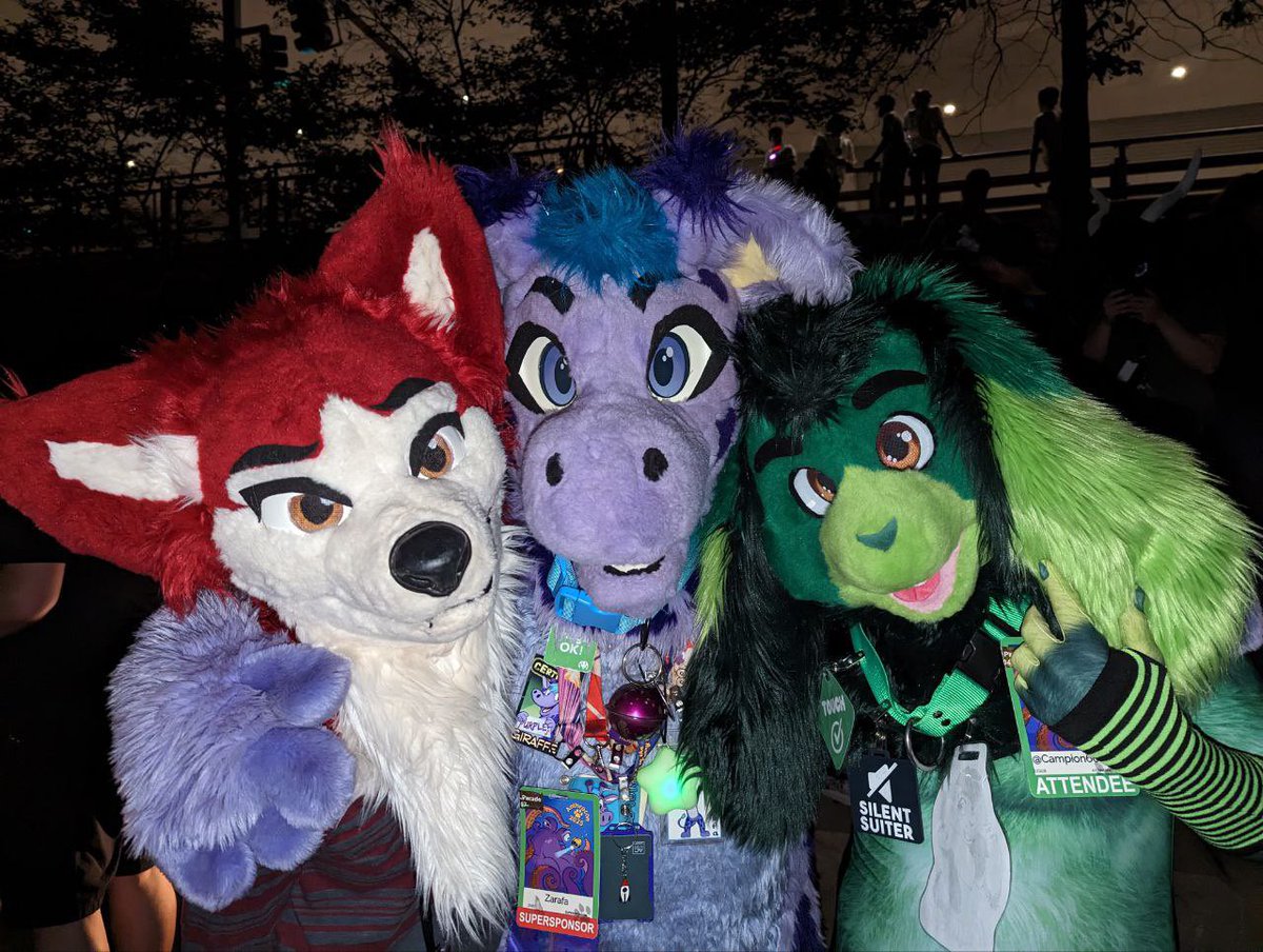 Zarafagiraffe's tweet image. Late one night at the riverfront plaza. :) @anthrocon / #AC2025. Me with @StarWing71 and @Campion608. Being a sandwich between two of my favorite people was….epic. :)
#FursuitFriday 📷: @KitteeMortis