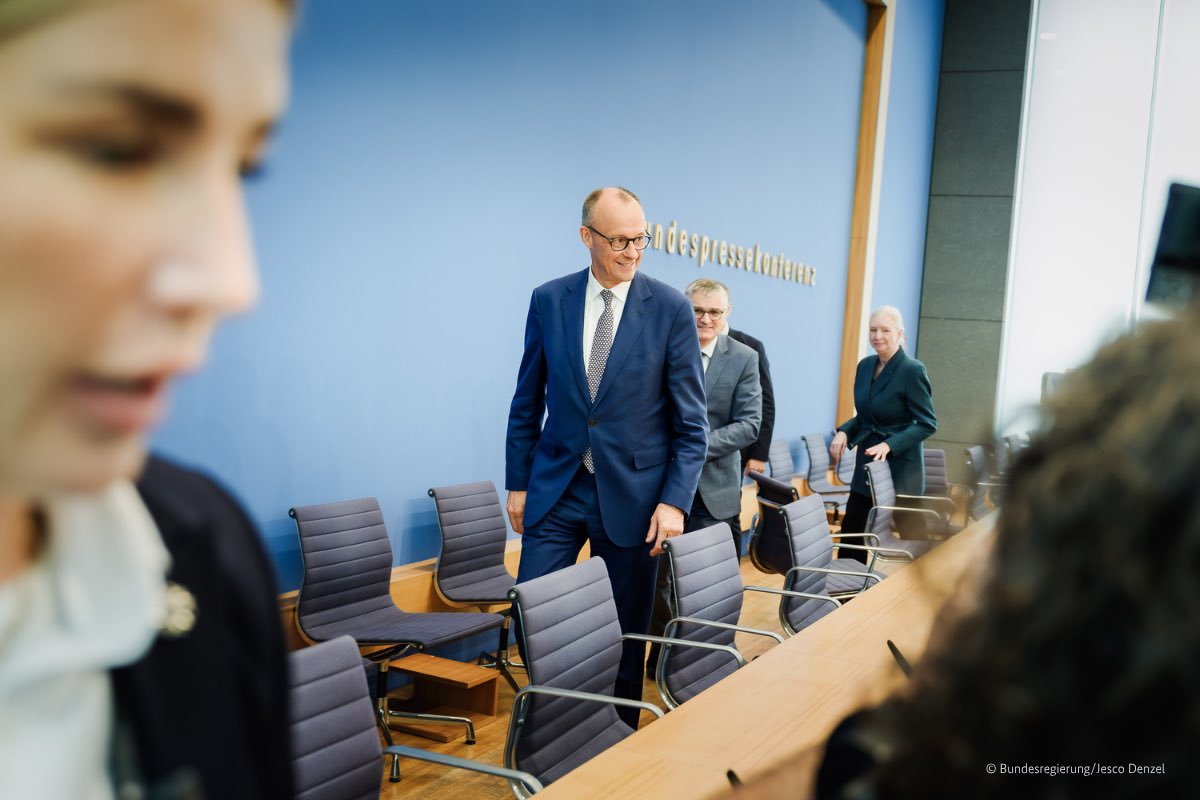 RegSprecher's tweet image. Eine gute Tradition: Der @Bundeskanzler zu Gast in der Bundespressekonferenz vor Beginn der Sommerpause.
Die Ferien werden kurz und es wird weitergearbeitet. Wie der Kanzler sagt: ganz entspannt, aber konzentriert.
Mehr von der Sommer-Pressekonferenz:
bundesregierung.de/breg-de/mediat…