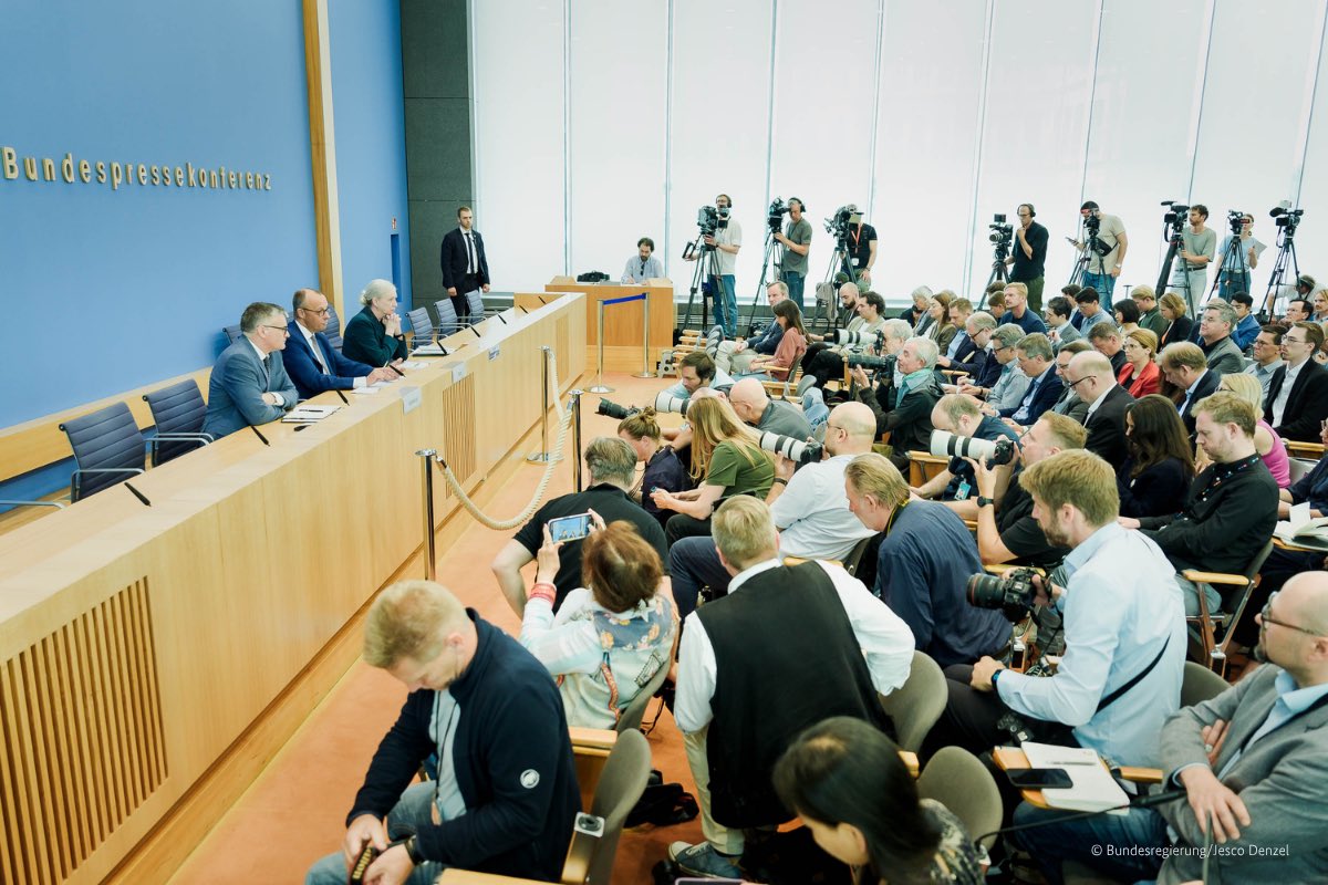 RegSprecher's tweet image. Eine gute Tradition: Der @Bundeskanzler zu Gast in der Bundespressekonferenz vor Beginn der Sommerpause.
Die Ferien werden kurz und es wird weitergearbeitet. Wie der Kanzler sagt: ganz entspannt, aber konzentriert.
Mehr von der Sommer-Pressekonferenz:
bundesregierung.de/breg-de/mediat…