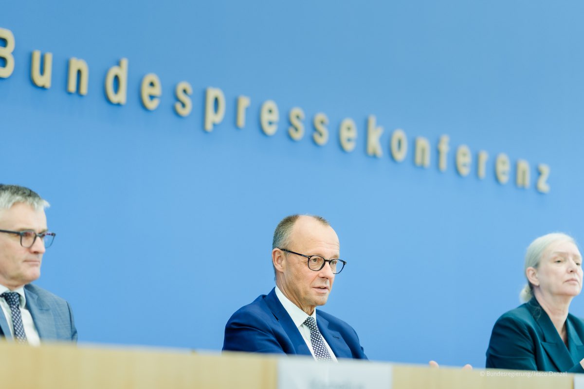 RegSprecher's tweet image. Eine gute Tradition: Der @Bundeskanzler zu Gast in der Bundespressekonferenz vor Beginn der Sommerpause.
Die Ferien werden kurz und es wird weitergearbeitet. Wie der Kanzler sagt: ganz entspannt, aber konzentriert.
Mehr von der Sommer-Pressekonferenz:
bundesregierung.de/breg-de/mediat…