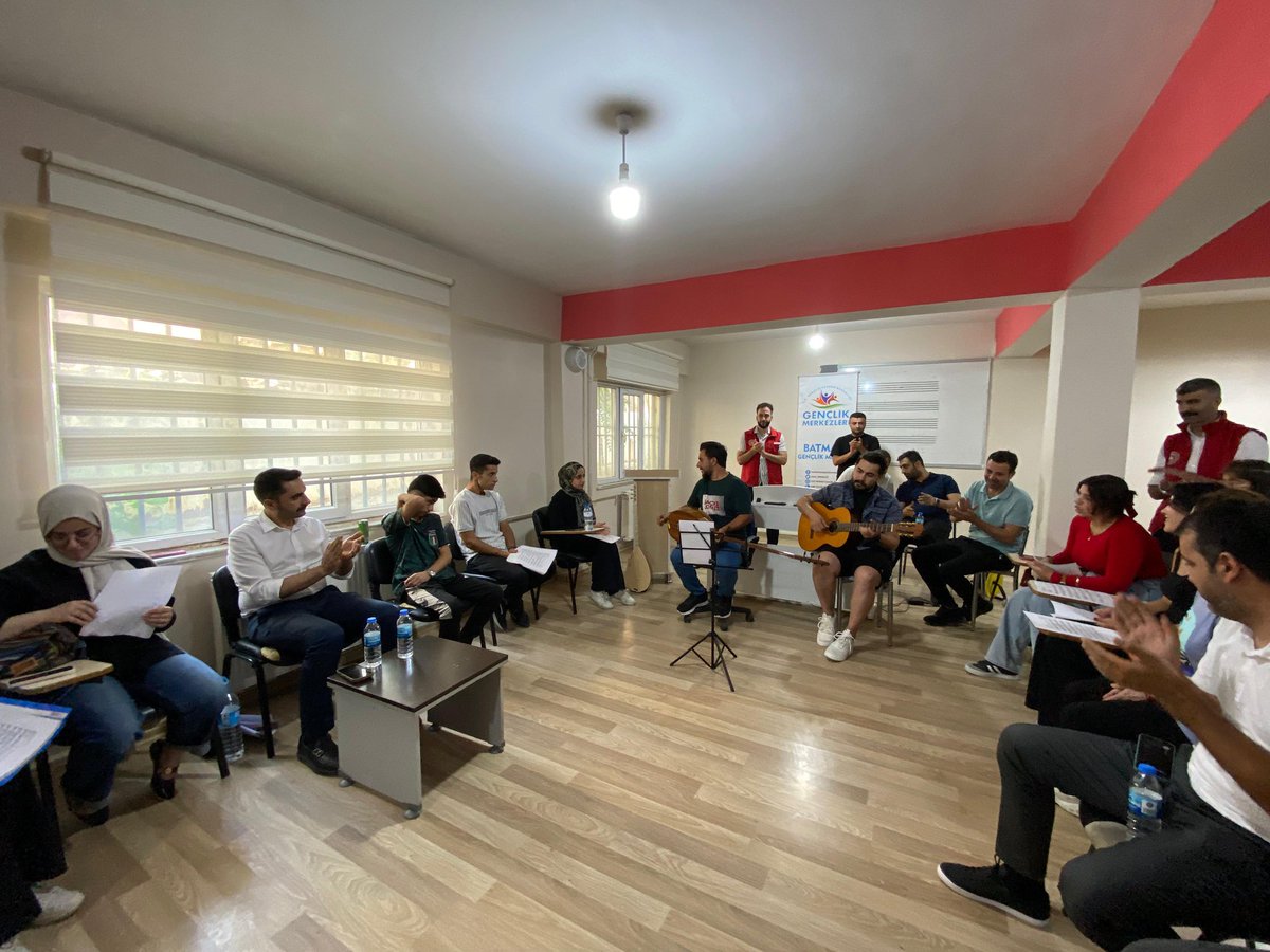 🎶 Sağlık Mahallesi Genç Ofisi’nde anlamlı buluşma!

Gençlik Hizmetleri Daire Başkanı Sn.<a href="/yahyakilictr/">Yahya KILIÇ</a> 
Sağlık Mahalesi Genç Ofisimizi ziyaret ederek gençlerle hasbihal etti.

🎤 Gönüllü gençlerin müzik dinletisi eşliğinde,
🎼 sanat ve gençlik dolu bir atmosfer yaşandı.