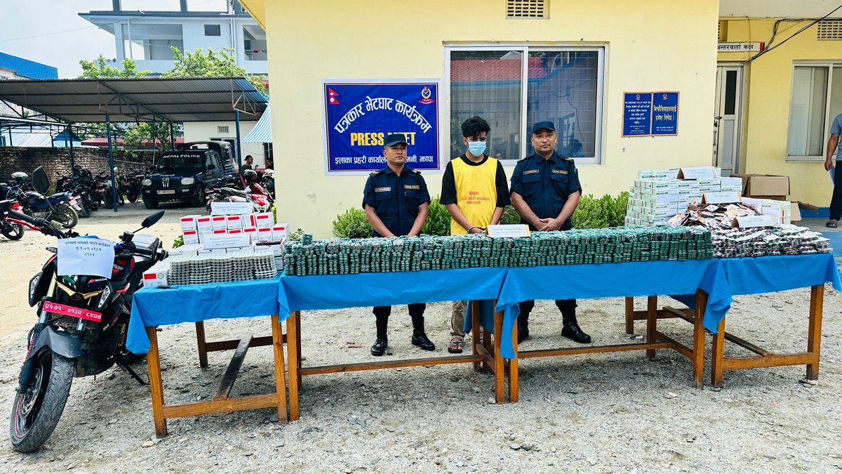 NepalPoliceHQ's tweet image. इलाका प्रहरी कार्यालय अनारमनी र अस्थाई प्रहरी पोष्ट बसपार्क झापाबाट खटिएको प्रहरीद्वारा नियन्त्रित लागु औषध सहित १ जना व्यक्ति पक्राउ ।
#NepalPolice #BelieveInBlue #ToServeandProtect #नेपालप्रहरी