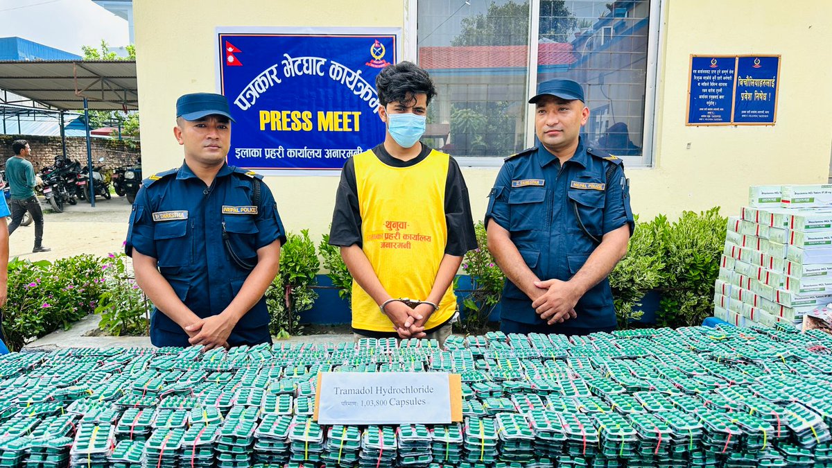 NepalPoliceHQ's tweet image. इलाका प्रहरी कार्यालय अनारमनी र अस्थाई प्रहरी पोष्ट बसपार्क झापाबाट खटिएको प्रहरीद्वारा नियन्त्रित लागु औषध सहित १ जना व्यक्ति पक्राउ ।
#NepalPolice #BelieveInBlue #ToServeandProtect #नेपालप्रहरी
