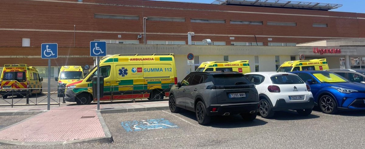 URGENCIAS DEL 12 DE OCTUBRE COLAPSADAS, ya es costumbre diaria.
65 pacientes en un espacio para 42.
61 pacientes esperando una cama para ser ingresados y todo esto con una plantilla mermada, ya no podemos más....
Calidad asistencial y intimidad 0.
#SanidadPublica