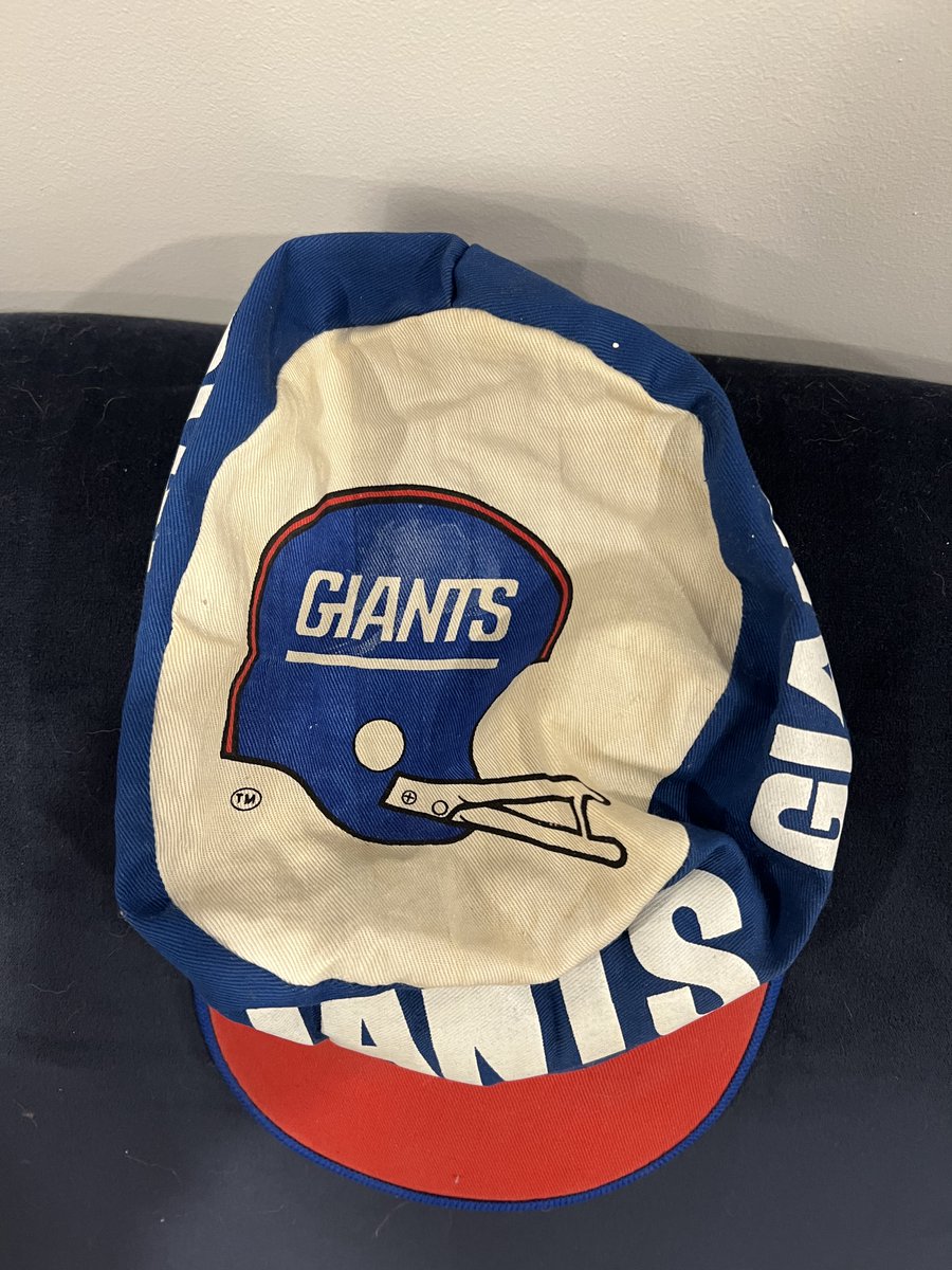 BigBlueVCR's tweet image. Random #NYGiants thing of the day: The classic Giants painters hat! I believe I got this back in 1985 & you see it worn by fans all throughout Giants highlights in the 1980s. Maybe I'll put it on when I go to camp this week...🤔