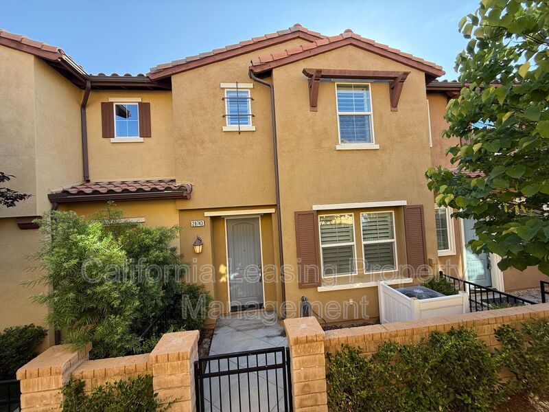 CALeasing's tweet image. 🏡✨ Level up your living at 28743 Jardineras Drive! This modern 3 bed, 2.5 bath townhome in vibrant West Creek, Valencia! 🌟 Enjoy 1,576 sq. ft. of open space, stylish interiors, and a Quiet Cool fan! 
👉 Learn more: app.tenantturner.com/qualify/28743-… 
#ValenciaLiving #HomeSweetHome