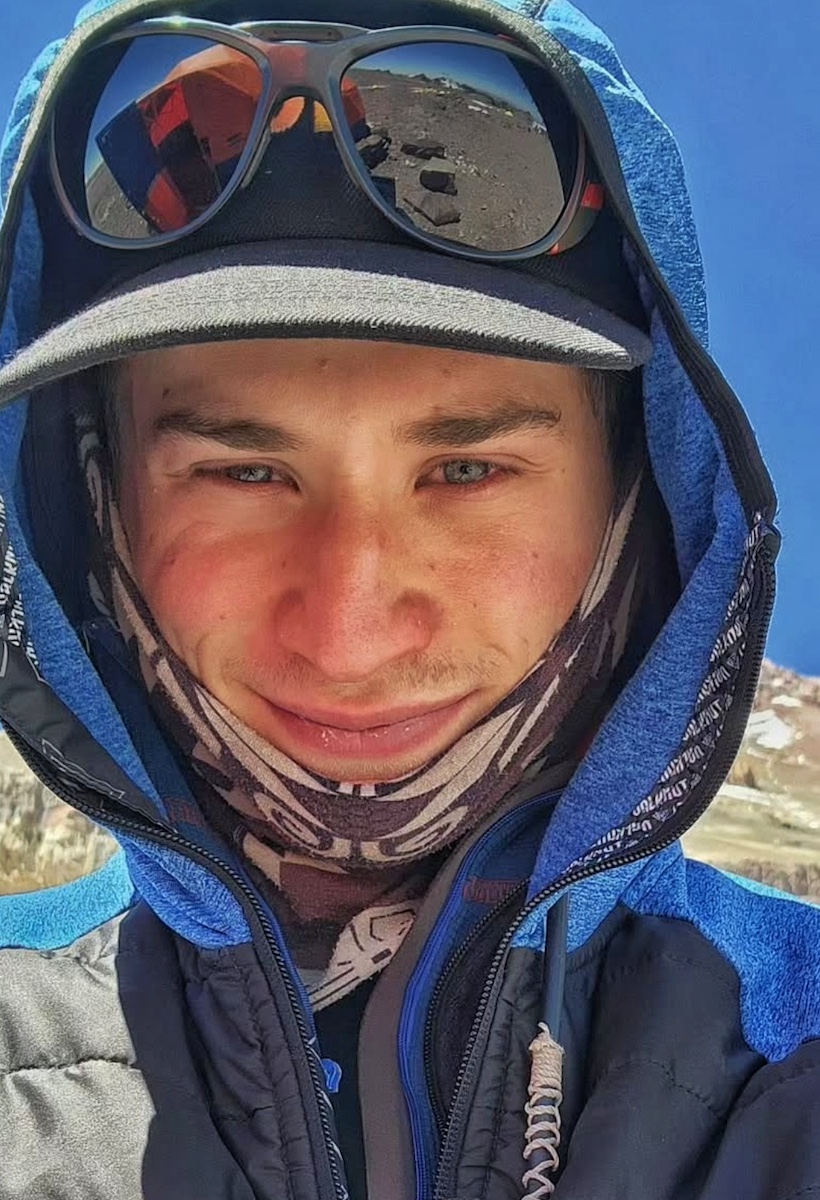 CumbresMagazine's tweet image. Gregorio Frondizi logró récord en #Aconcagua por la Directa de Polacos. El guía y porter argentino completó la ascensión por la "Directa de Polacos" en 11h45', una de las rutas más técnicas. Preparación, momentos críticos y una vida ligada a la altura
👉 goo.su/zcQcC