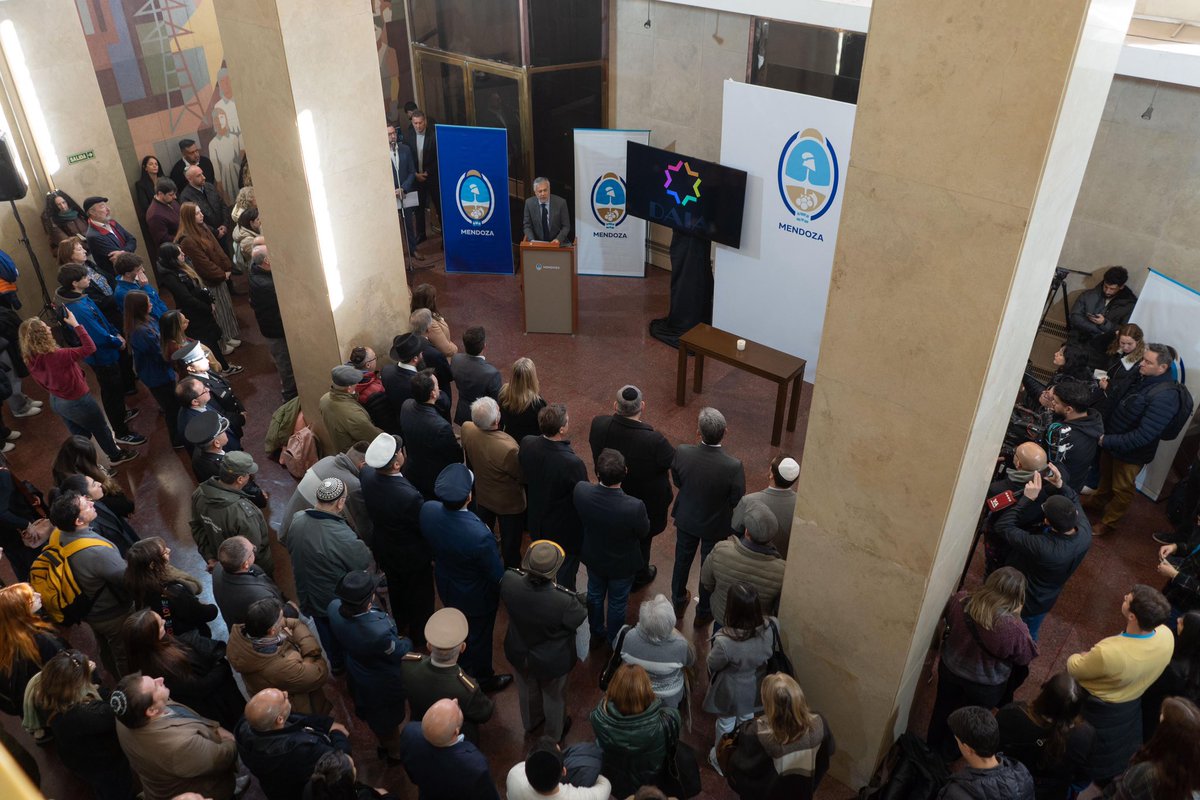 En Casa de Gobierno, acompañamos a la comunidad judía y a todos los que aún esperan respuestas. Hoy, como cada 18 de julio, nos une el dolor, pero también la firme convicción de no olvidar. 

Hace 31 años, el atentado a la AMIA golpeó a todo el país. A las familias de las