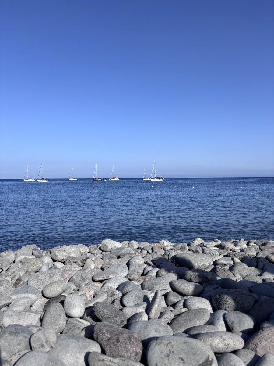 - Алло, не можу говорити, я у відпустці за кордоном!
- Але ж ти сама мені зателефонувала…
- Все, давай пака!