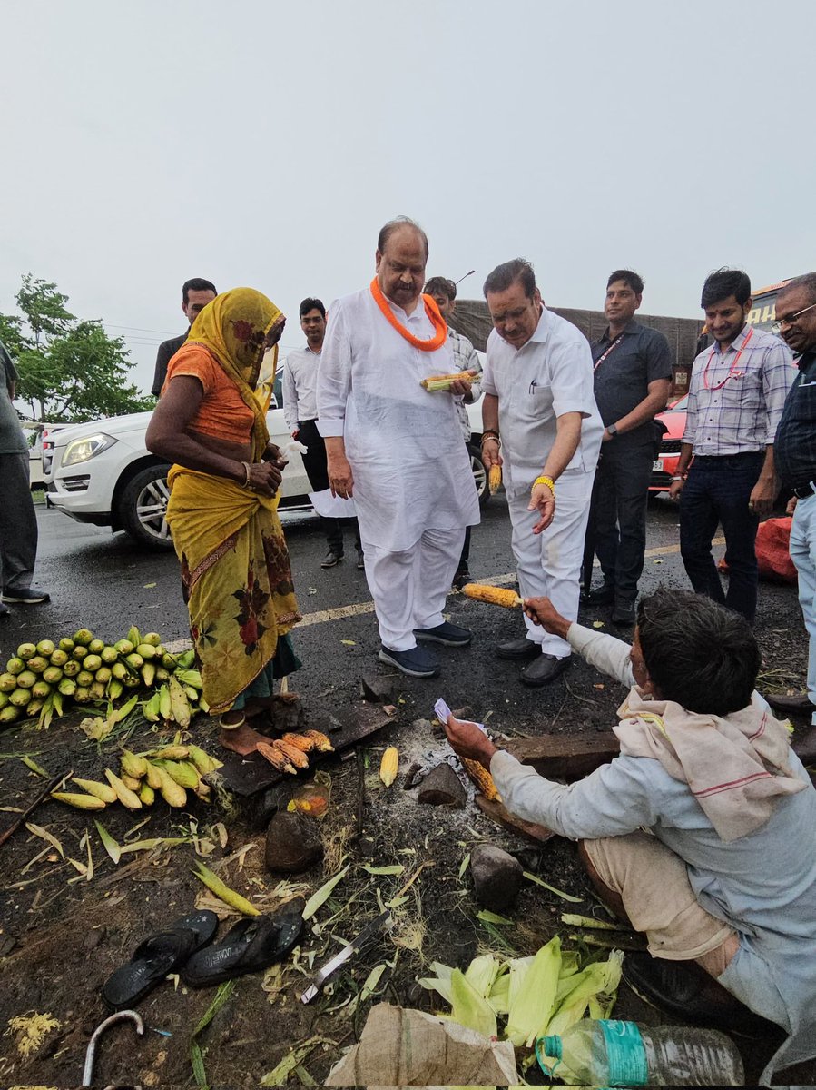 gautamtetwalbjp's tweet photo. आज प्रभारी मंत्री श्री @ChetanyaKasyap जी के राजगढ़ प्रवास के दौरान सारंगपुर जाने का अवसर मिला।

मार्ग में हल्की बारिश की फुहारों और सुहावने मौसम ने यात्रा को और भी आनंदमय बना दिया।

इसी बीच रास्ते में देसी मक्के (भुट्टे) का स्वाद लिया — सचमुच प्रकृति की गोद में, स्वाद और सुकून का अद्भुत संगम।