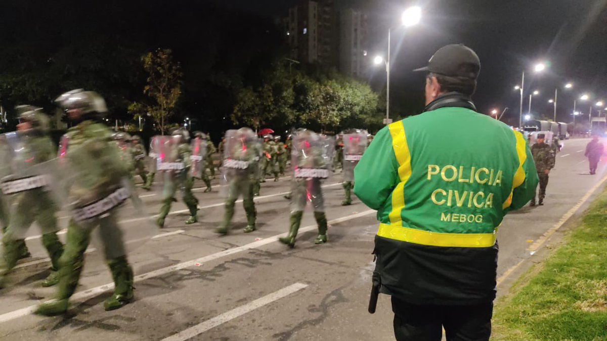 PCMMEBOGOFICIAL's tweet image. Anoche, dijimos presente en la primera noche de ensayos rumbo al 20 de julio.
Apoyo firme, compromiso cívico y amor patrio.
¡#EnModoPatrio siempre! 🇨🇴
#PolicíaCívicaMEBOG #20DeJulio