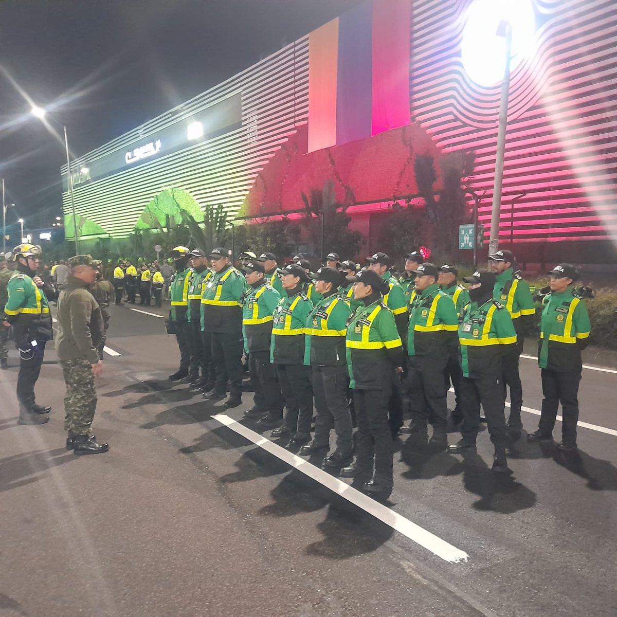 PCMMEBOGOFICIAL's tweet image. Anoche, dijimos presente en la primera noche de ensayos rumbo al 20 de julio.
Apoyo firme, compromiso cívico y amor patrio.
¡#EnModoPatrio siempre! 🇨🇴
#PolicíaCívicaMEBOG #20DeJulio