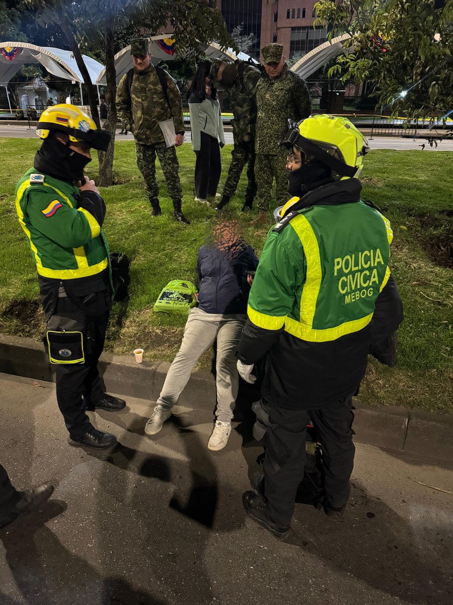 PCMMEBOGOFICIAL's tweet image. Anoche, dijimos presente en la primera noche de ensayos rumbo al 20 de julio.
Apoyo firme, compromiso cívico y amor patrio.
¡#EnModoPatrio siempre! 🇨🇴
#PolicíaCívicaMEBOG #20DeJulio