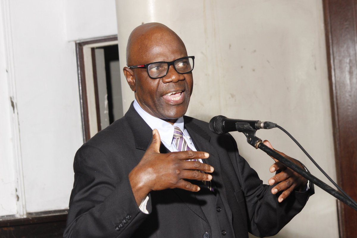 amutambara's tweet image. Mutare Book Launch Video
Big up to Manicaland for the massive 350+ crowd that filled up Queens Hall. Standing room only.
What a spectacular and festive launch!
Indeed, AI should be explained in the vernacular. At least we should try.
Thanks (among many): Headmaster Shepherd…