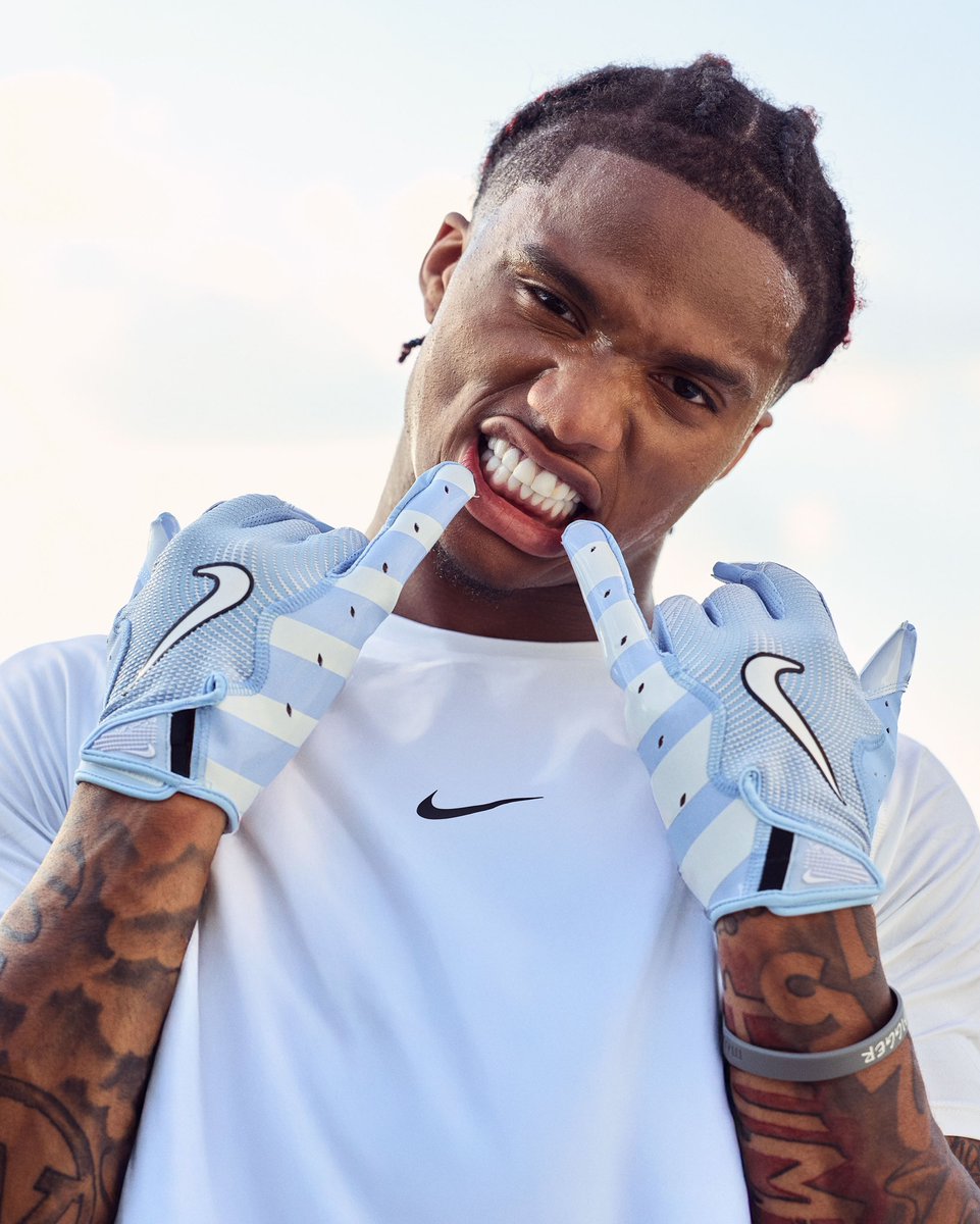 usnikefootball's tweet image. Officially official 📝
Nike Football just went Hollywood 🎥