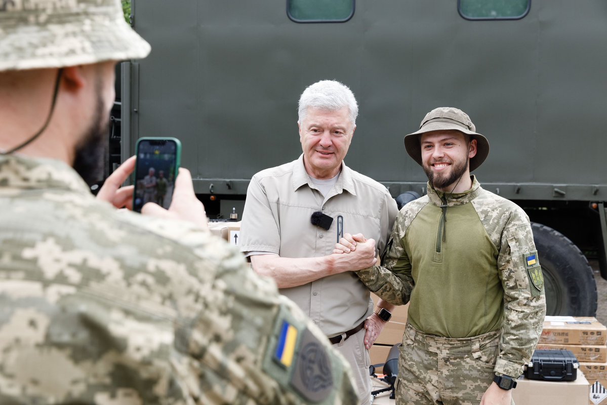 poroshenko's tweet image. Запорізький напрямок залишається одним із найскладніших. Сьогодні ми тут, бо військові мають відчувати нашу підтримку.
Наша команда тримає під контролем потреби підрозділів та має з хлопцями та дівчатами вже більше, ніж ділові зв’язки. Щоразу ми відчуваємо, що приїжджаємо до…