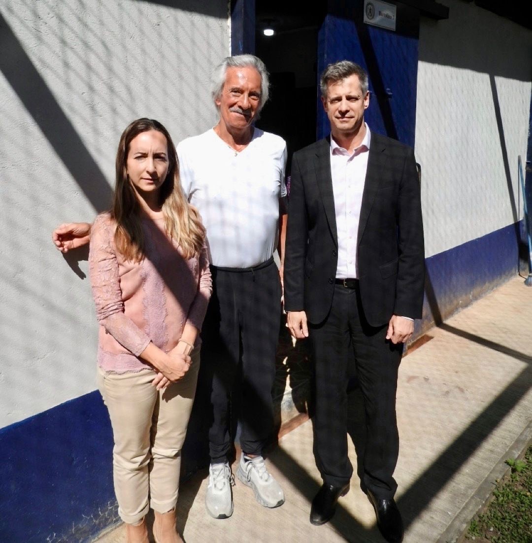 UK in Guatemala 🇬🇧🇬🇹 (@ukinguatemala) on Twitter photo La Embajadora del Reino Unido y el Embajador de <a href="/CanEmbGuatemala/">Canada in Guatemala</a> visitaron en prisión a José Rubén Zamora <a href="/ChepeZamora/">#ZamoraLibre #FreeJRZ</a>, perseguido por su lucha contra la corrupción. 🇬🇧 y 🇨🇦 reafirman su apoyo a la libertad de expresión y la justicia independiente en Guatemala 🇬🇹 La Embajadora del Reino Unido y el Embajador de <a href="/CanEmbGuatemala/">Canada in Guatemala</a> visitaron en prisión a José Rubén Zamora <a href="/ChepeZamora/">#ZamoraLibre #FreeJRZ</a>, perseguido por su lucha contra la corrupción. 🇬🇧 y 🇨🇦 reafirman su apoyo a la libertad de expresión y la justicia independiente en Guatemala 🇬🇹