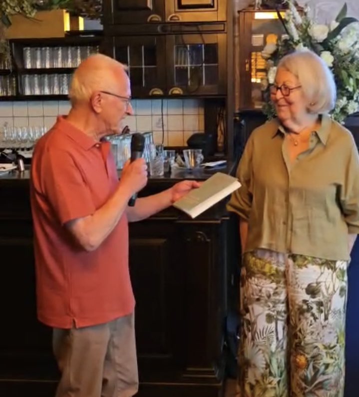 Boekpresentatie over de geschiedenis van het geslacht Makaske. Onze vereniging mocht het eerste exemplaar van schrijfster Jacomina Vink-Makaske in ontvangst nemen
