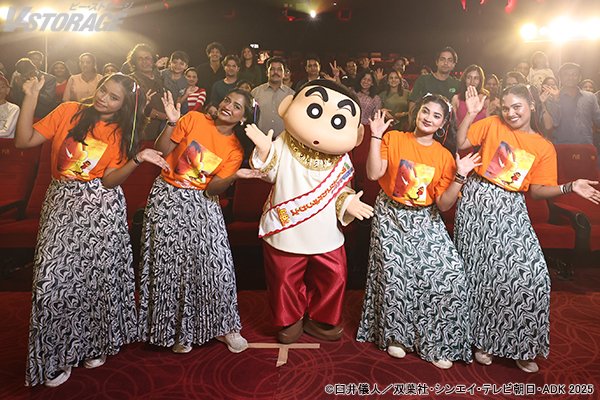 VSTORAGE's tweet image. 8月8日(金)全国公開
『映画クレヨンしんちゃん 超華麗!#灼熱のカスカベダンサーズ』
#バイきんぐ・小峠 がしんのすけのインド人気に驚愕‼️
しんのすけ&ナマステダンサーズによるダンスイベントに インドの子どもたちも大歓喜&大熱狂🪇
v-storage.jp/anime/shinchan…