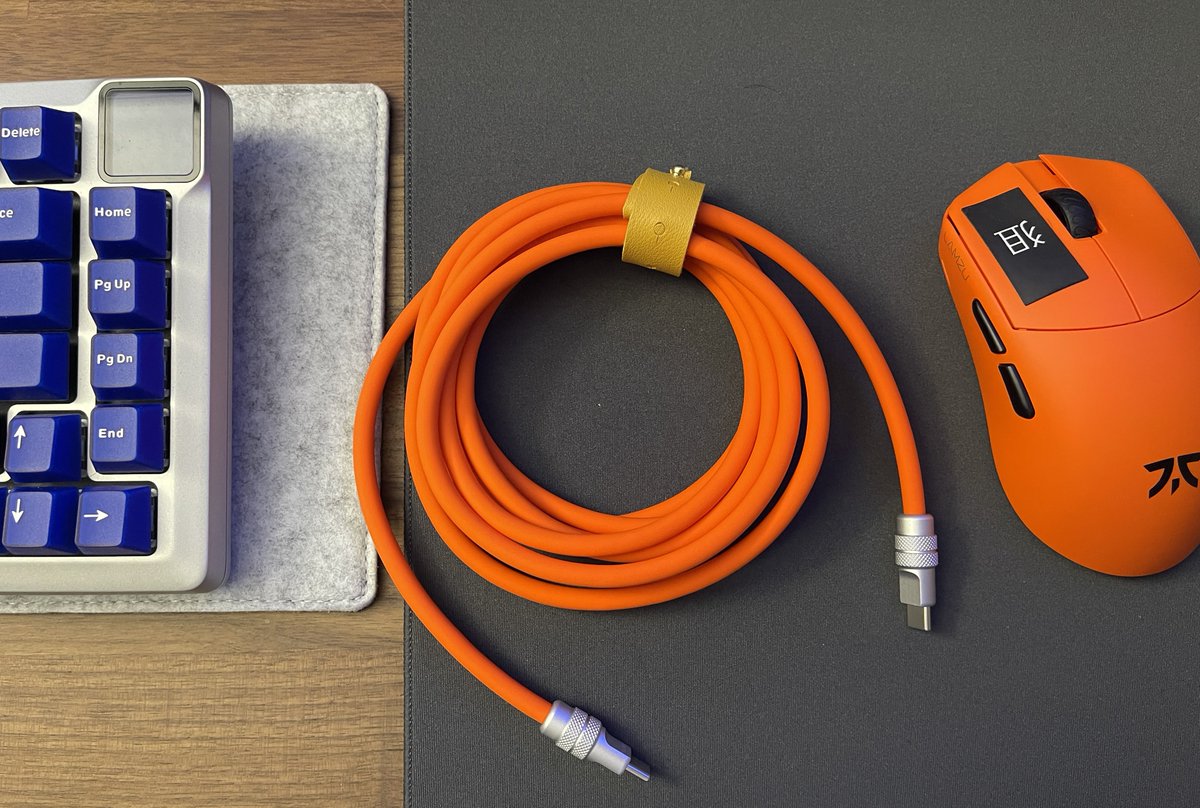 Escaldi's tweet image. This orange cable makes me happy just looking at it. 

It’s almost a perfect Fnatic orange color too.