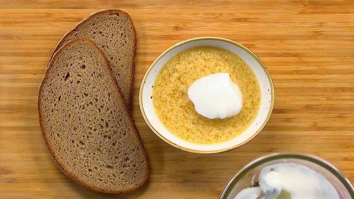 MicheleBerdy's tweet image. Here's a recipe for your lager-loving family: beer soup. With sour cream. Really. Olga and Pavel Syutkin describe how it went from from palaces to cheap eateries - and why it disappeared in Soviet years. #Inthekitchen! patreon.com/posts/13441107…