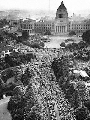 pchirosi2005's tweet photo. 何故政治家に特亜の人間が増えたのか？

時は1959年から60年のかけて行われた60年安保、日米安保条約改定に反対する国会議員、労働者や学生、市民及び批准そのものに反対する左翼や新左翼の運動家が参加した反政府、反米運動とそれに伴う大規模デモ運動である。
中国から1500人の安保闘争に送り込まれた馬烈学園出身者がいる、拳銃1丁と20万円の現金を持たされこの運動を扇動した、彼らは安保闘争が終焉すると政治家の秘書になる事を下命されていた。
現役で残るのは２Ｆのみと聞いている、彼の議員ロッカーに拳銃がある事は何人かの目撃情報がある。

やがて彼らは秘書として仕えた議員の元で改名し帰化し多くが現職の国会議員になっている。同様に半島から露から60年安保に加わった帰化人は多い。