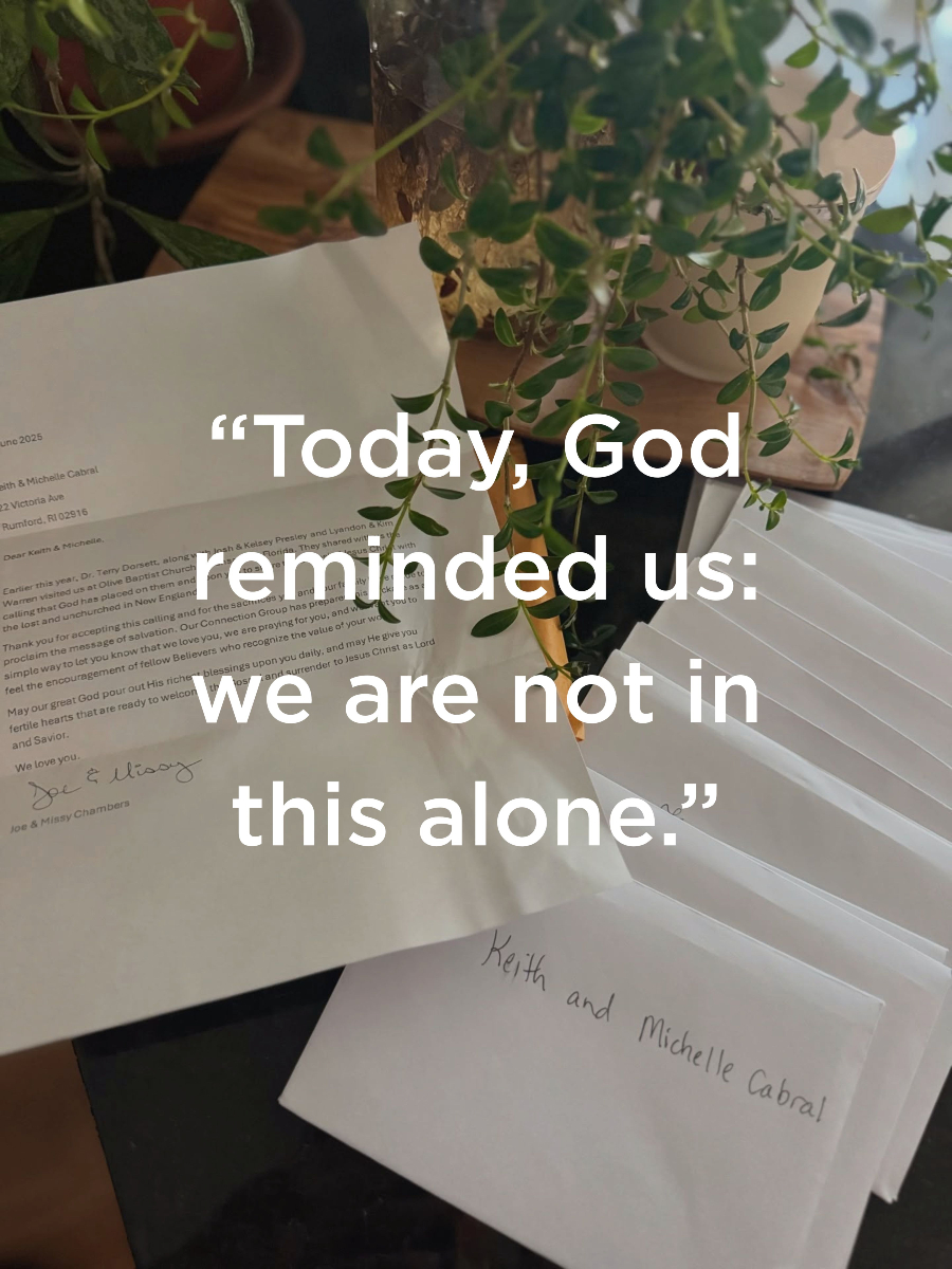 NAMB_SBC's tweet image. After a long week of church planting ministry in Pawtucket, Rhode Island, Pastor Keith Cabral came home to a surprise package. Inside were handwritten cards from a group at Olive Baptist Church in Florida, filled with Scripture, encouragement, and prayer. 🙌
As Keith read each…