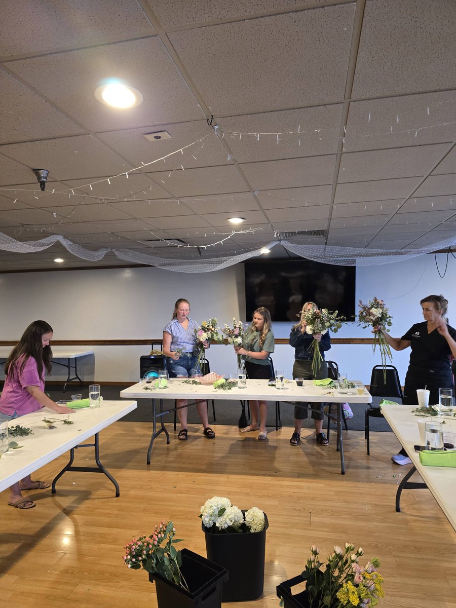 rosamungthorns's tweet image. Yes! We do Bridal Parties! Wine &amp;amp; Floral Classes that is! Great job ladies!! 
#floristwilltravel
#freshflowers 
#flowerclass