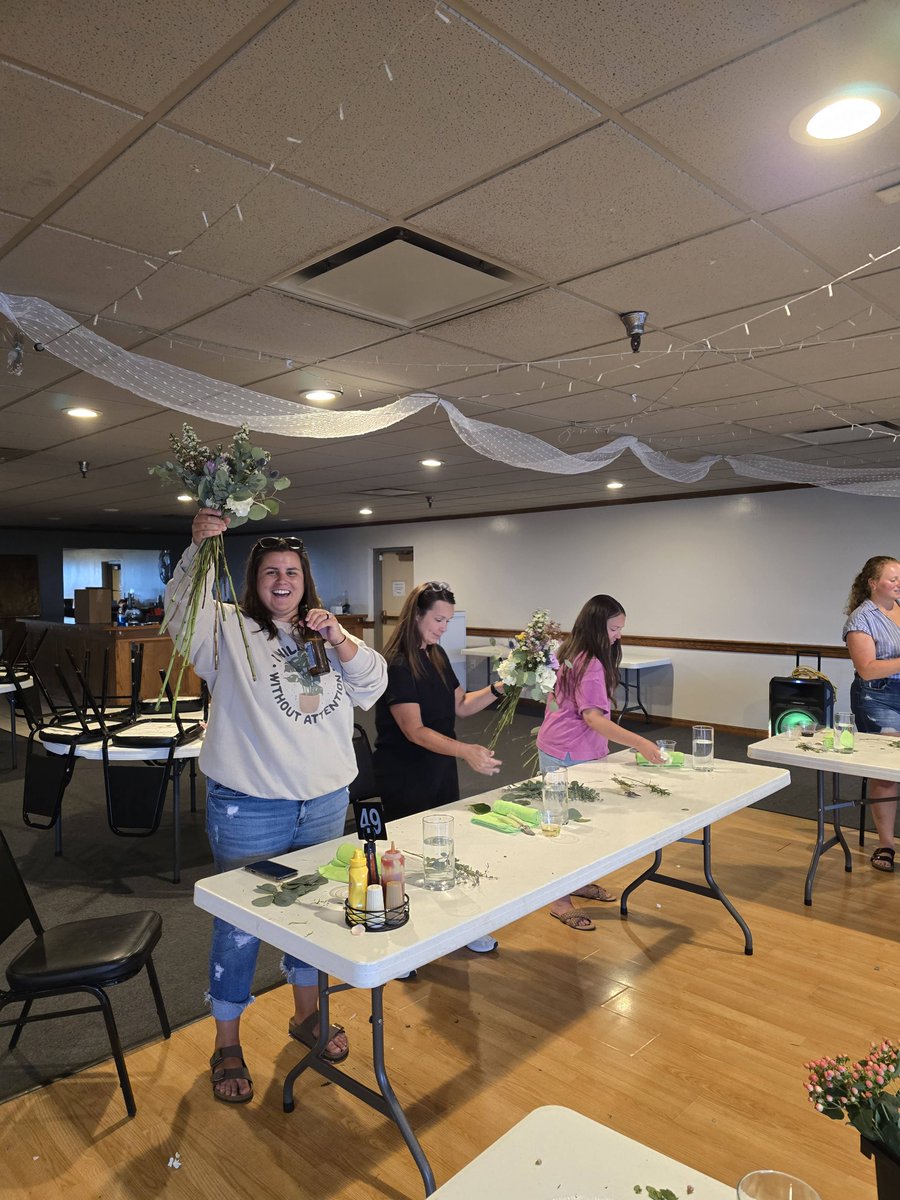 rosamungthorns's tweet image. Yes! We do Bridal Parties! Wine &amp;amp; Floral Classes that is! Great job ladies!! 
#floristwilltravel
#freshflowers 
#flowerclass