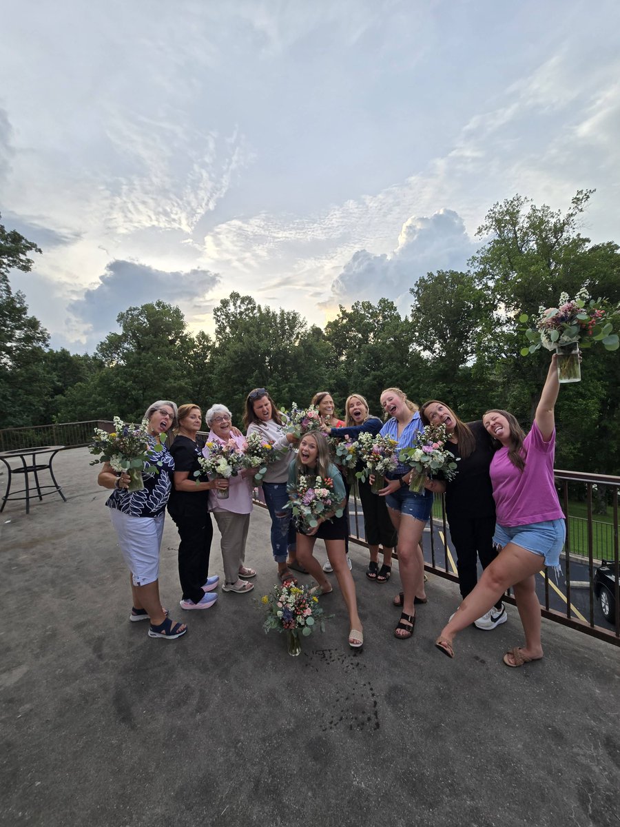 rosamungthorns's tweet image. Yes! We do Bridal Parties! Wine &amp;amp; Floral Classes that is! Great job ladies!! 
#floristwilltravel
#freshflowers 
#flowerclass