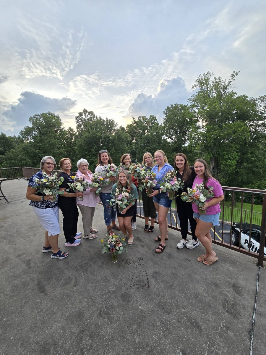 rosamungthorns's tweet image. Yes! We do Bridal Parties! Wine &amp;amp; Floral Classes that is! Great job ladies!! 
#floristwilltravel
#freshflowers 
#flowerclass