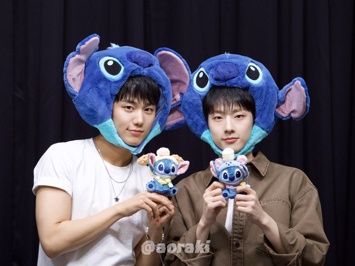 📸 | #FOTO 18.07.25 • Jiung e Intak vestidos com itens do Stitch durante fansign de hoje! 💙

#JIUNG #지웅 #P1H #P1Harmony #피원하모니 <a href="/P1H_official/">P1Harmony official</a> <a href="/P1H_members/">P1Harmony</a>