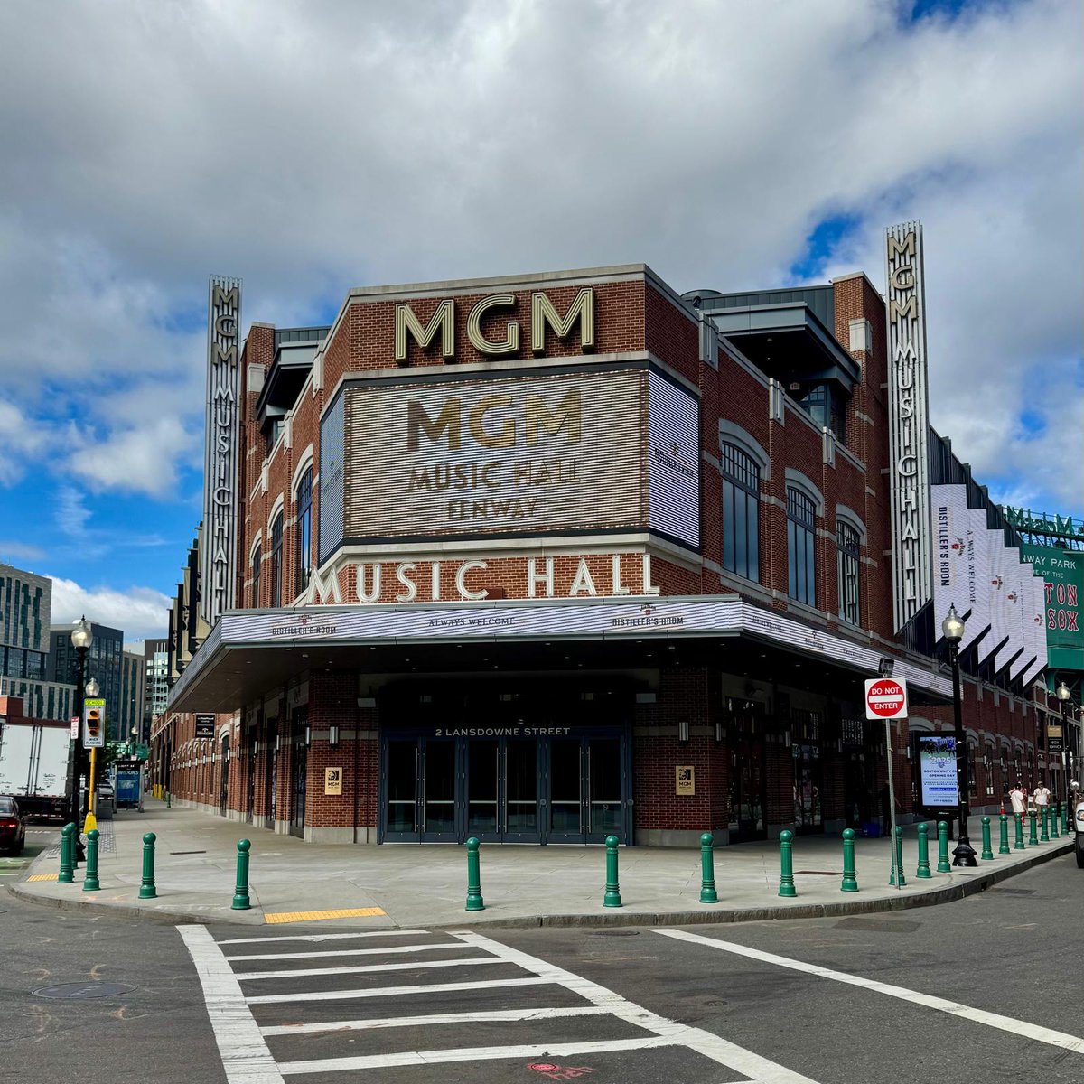 PIXIES's tweet image. BOSTON... we're back in town!
TONIGHT鈥檚 SHOW: 馃獝Bossanova x Trompe Le Monde set 馃Э
馃搷 MGM Music Hall at Fenway, Boston, MA
馃晼 Times:
Doors open: 7pm
@Momma_band: 8pm
PIXIES: 9pm