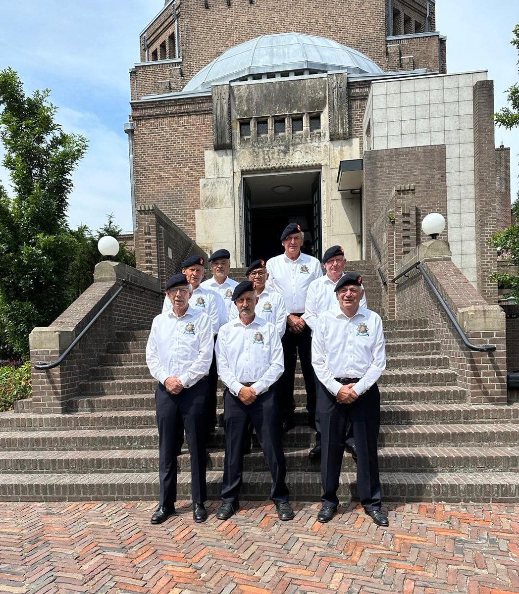 MUitvaartteam's tweet photo. Vandaag was het Mariniers Uitvaartteam als ere wacht aanwezig bij de uitvaart van marinier bd John Groenedijk (72 jaar) te Driehuis.  Goede reis naar Wolk 1665 John. R.I.P. marinier.  QPO. https://t.co/u1IgdGPFWV