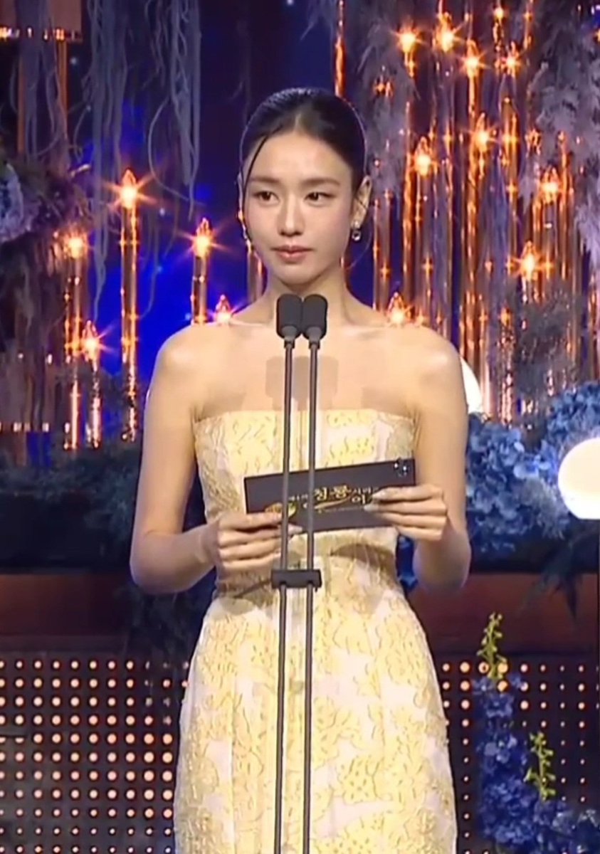 분명 덥디더운 여름이었는데 안은진 나오자마자 갑자기 봄으로 변해버림 .. 🌼