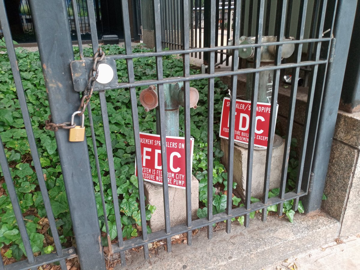 Gwen_Brazelle's tweet image. #FireCode Violation at 1515 Arch St (Philadelphia Municipal Services Building)
This locked, chained #FDC is a direct violation of F-912.4. No emergency override. No access. Life-critical delay risk.
I served the City in this building yesterday. @PhiladelphiaGov @PhillyFireDept