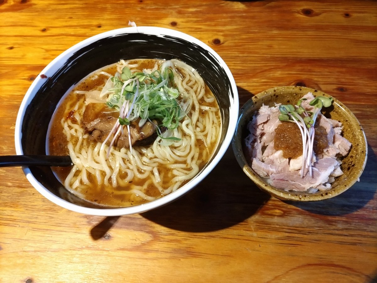 今日の昼は久しぶりに浜虎で食べました！
醤そばと肉めし！
醤そばは特製の清湯スープが中太ちぢれ麺に絡んで美味しいし、肉めしは肉しっかりなのに味さっぱりで最高！