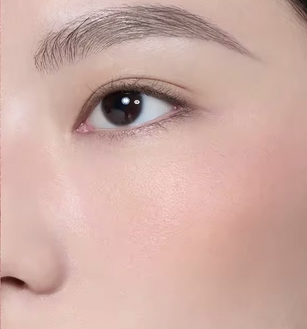 เชียร์บลัช3CE รุ่นนี้🥺🫶🏻 สีBEIGE CRUSH สีตุ่นบ่มแดดสวยมากกก เนื้อนุ่มสีติดดีไม่เชิงเนื้อโมจิ แต่ใช้นิ้วแท็บๆลงผิวง่าย สีนี้สวยยยๆติด neutralอ่ะ✨