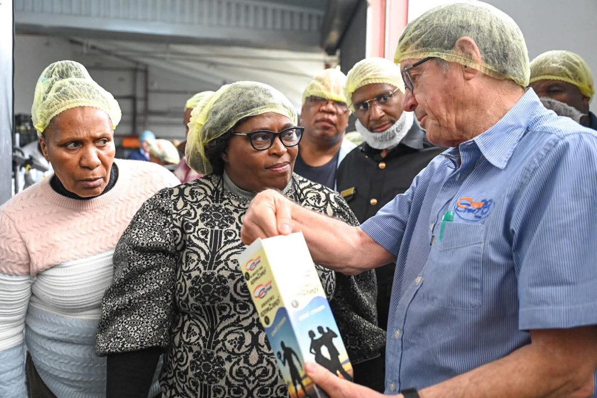 KZNDARD MEC Hon. Thembeni KaMadlopha-Mthethwa, conducts a walkabout at the Orange Grove in Dundee — engaging directly with industry players on the impact of Foot-and-Mouth Disease (FMD) and how we can work together to protect our livestock sector.