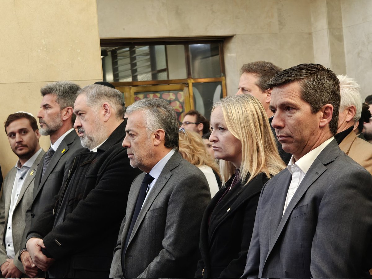 petilombardi's tweet image. Que la memoria sea nuestro faro para construir un futuro sin violencia ni olvido.
#AMIA #MemoriayJusticia