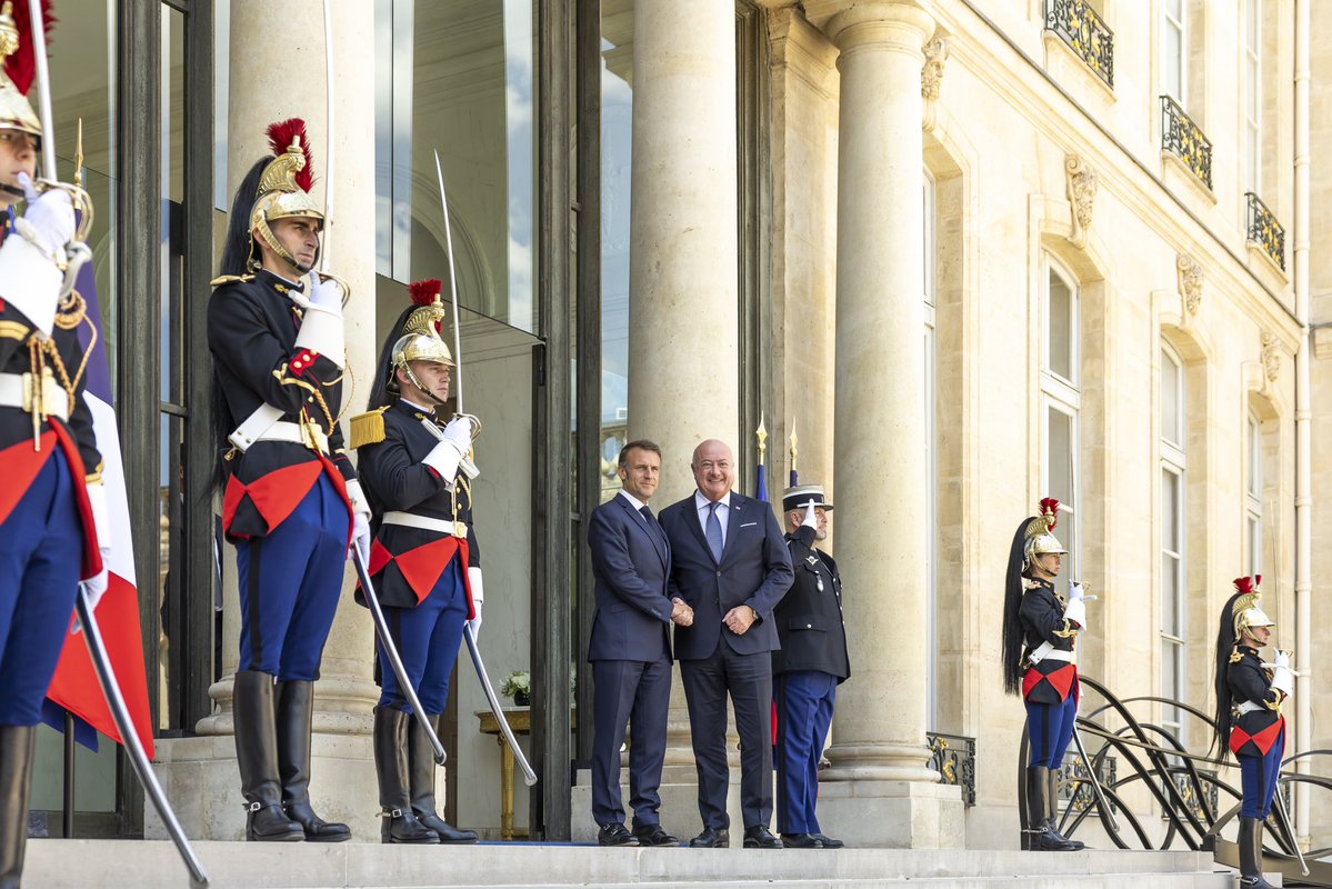 EmmanuelMacron's tweet image. Bienvenue pour votre première visite officielle en France, Chancelier @_CStocker.
L’Autriche et la France travaillent ensemble face aux grands défis internationaux et œuvrent pour la compétitivité économique européenne et la sécurité du continent.