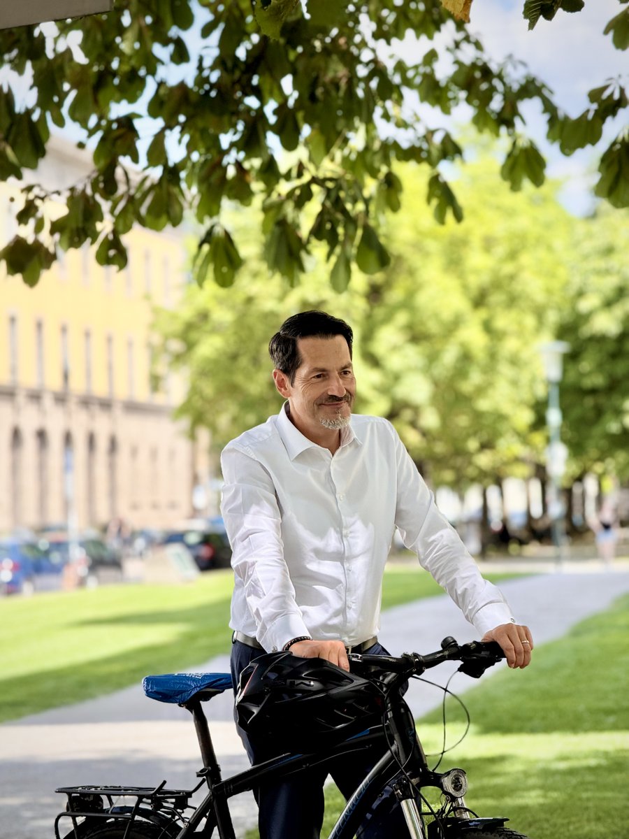 TU_Muenchen's tweet image. Our president Thomas F. Hofmann is out #cycling in support of #Stadtradeln—still on until tomorrow! ☀️🚴‍♂️ Enjoy the sunshine and log your final kilometers: go.tum.de/367205

#munich #happyweekend #sustainability 

📷TUM CCC